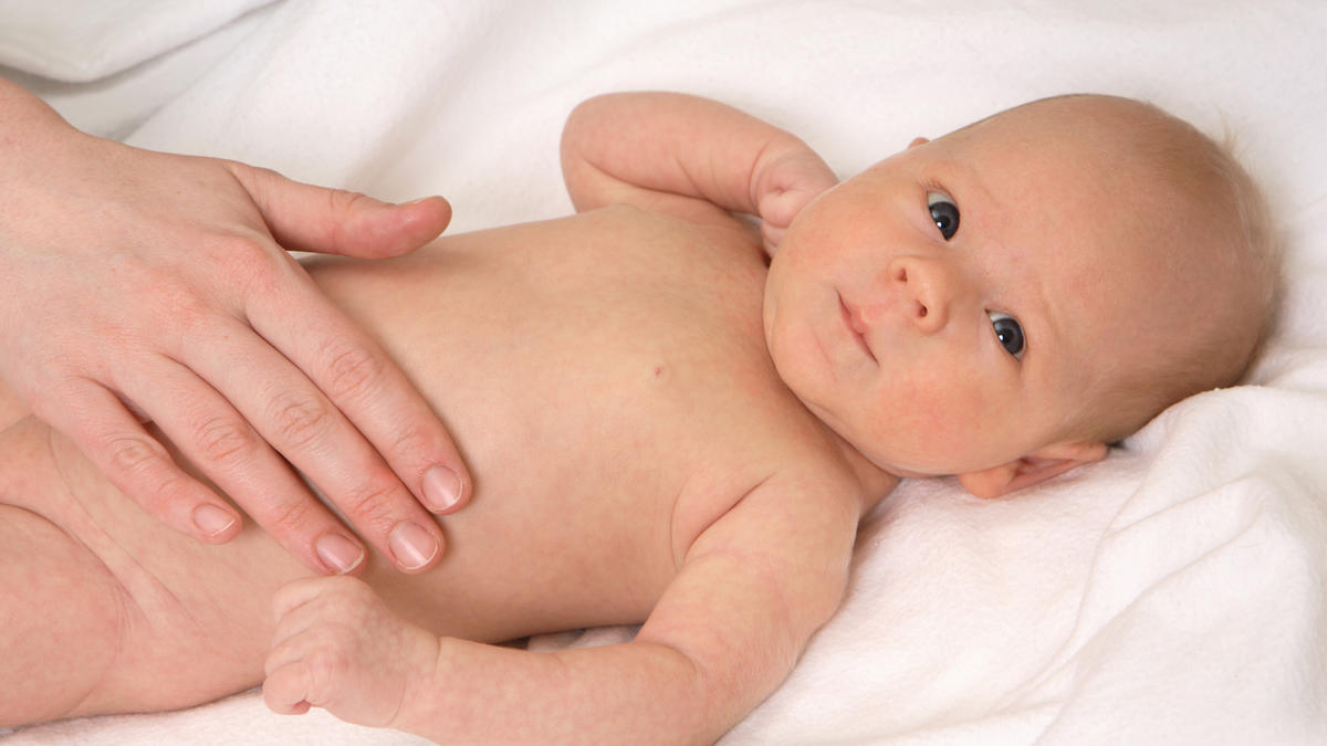 Как проявляются колики у новорожденных. Массаж животика новорожденному. Цвет кожи у новорожденных.