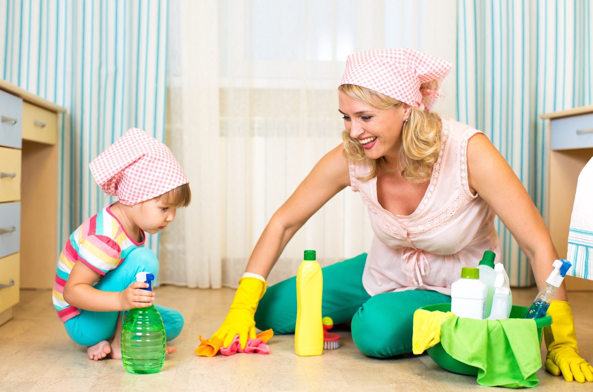 Можно ли убираться в родительский день. Домашние дела для детей. Уборка дети. Помогаем маме. Ребенок наводит порядок.